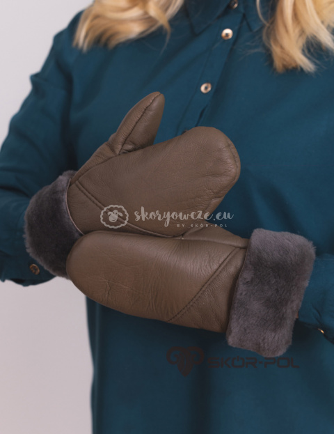 Brązowe jednopalczaste rękawiczki ze skóry jagnięcej żywicowanej
