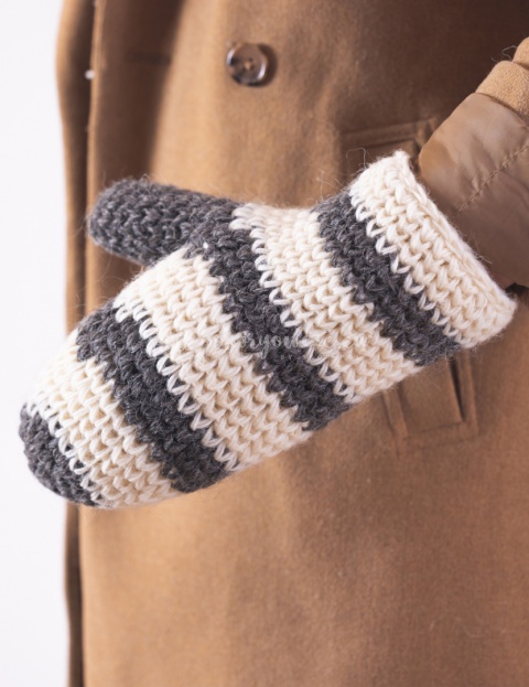 Jednopalczaste, bardzo grube rękawiczki wełniane z nowoczesnym wzorem, uniwersalne.