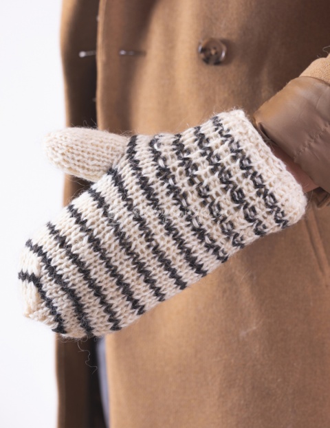 Jednopalczaste, bardzo grube rękawiczki wełniane z nowoczesnym wzorem, uniwersalne.