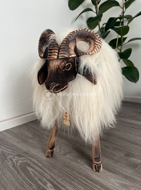 Krzesło - baran dekoracyjny / biały / opalany