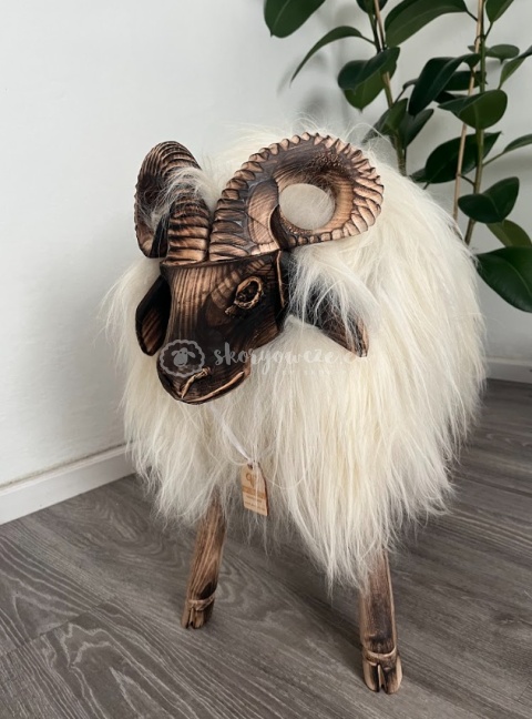 Krzesło - baran dekoracyjny / biały / opalany