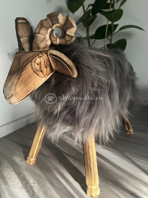 Krzesło - baran dekoracyjny / opalany